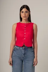 Top rojo sin mangas con botones frontales.