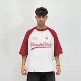 Remera blanca de mangas cortas raglán color rojo con estampado de la marca Venefo Club en el frente.