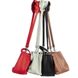 Cartera roja de cuero graneado con doble asa de mano y correa larga desmontable. Tiene cierre a presión y detalle de volado confeccionado a mano en cuero.