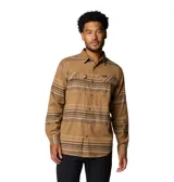Camisa de franela Columbia para hombre, a cuadros en tonos negro, gris, beige y blanco. Confeccionada en algodón con elastano para mayor comodidad y flexibilidad. Cuenta con cuello abotonado, cierre frontal con botones, dos bolsillos en el pecho con cierre de botón y puños abotonados.