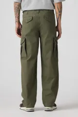 Pantalón cargo verde militar, de corte holgado, con bolsillos laterales con solapa y bolsillos traseros.