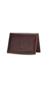 Tarjetero plegable de cuero color marrón oscuro, con cuatro divisiones para tarjetas y dos compartimentos laterales.