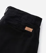 Bermuda cargo de algodón color blanco, con bolsillos laterales y traseros, cierre con botón y cremallera.