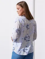 Blusa de algodón estampado marca Dash, con cuello a la base, escote en V y abertura con botones. Tiene un bolsillo en la parte delantera y mangas 3/4 regulables con presilla y botón.
