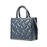 Bolso tote azul marino con diseño acolchado en símil cuero, doble asa corta y correa larga regulable.
