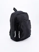 Mochila negra de tela sintética con dos compartimentos frontales con cierre y tiradores de cordón.