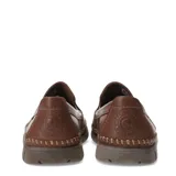 Mocasín color taupe, con elásticos laterales y costuras a la vista.