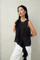 Top blanco de tencel sin mangas, de corte asimétrico, con volados en diagonal.