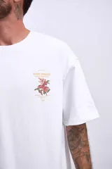 Remera blanca de corte holgado con estampado pequeño con texto en el frente.