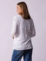 Blusa de broderie color blanco, de mangas largas con puños elásticos.