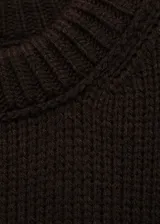 Sweater de punto grueso color negro, con cuello redondo y terminaciones en canalé.