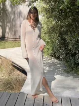 Vestido largo marrón de tejido de algodón fino y ligero, con mangas largas y escote redondo. Puede usarse con el escote hacia adelante o hacia atrás.