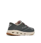 Zapatillas de pesca Columbia modelo Bahama X Relaxed en color gris oscuro. Cuentan con una parte superior mixta de cuero y lona con tecnología antimanchas Omni-Shield™. Poseen cordones elásticos, talón plegable y una entresuela ventilada con orificios de drenaje para un secado rápido. La suela Omni-Grip™ ofrece tracción en superficies húmedas.
