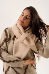 Bufanda color crudo de paño pesado con terminación en pico y textura suave.