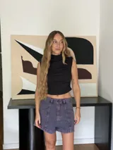 Short de jean color violeta con tiro medio y corte semi baggy.