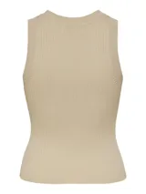 Musculosa de punto color beige con cuello redondo y sisas anchas.