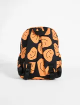 Mochila negra con estampado de caras sonrientes color naranja, con bolsillo frontal y cierre superior.