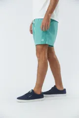 Short de baño liso color azul marino, con dos bolsillos delanteros y uno trasero.