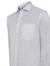 Camisa de vestir a rayas verticales celestes y blancas, de corte regular, con cuello italiano, manga larga y bolsillo en el pecho con logo bordado.