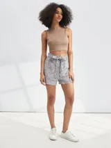 Short de tiro alto color verde militar con lazo en la cintura, bolsillos delanteros y traseros.