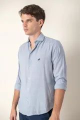 Camisa celeste con estampado a cuadros, de lino, manga larga y corte slim fit.