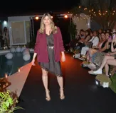 Blazer sastrero rojo con solapas clásicas y corte estructurado.