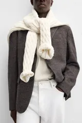 Blazer marrón con estampado pata de gallo, de corte regular fit, con cuello de solapas de muesca, manga larga con puños abotonados, bolsillo de vivo en el pecho, bolsillos de solapa en la cadera, bolsillo interior, aberturas en la espalda y cierre frontal con botones.