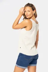 Musculosa color beige de tela rib con botones a presión y corte relajado.