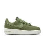 Championes urbanos Nike Air Force 1 '07 Prm color verde oliva con estampado de lunares y suela blanca.