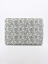 Funda para notebook gris con estampado de hojas en blanco y cierre con cremallera.