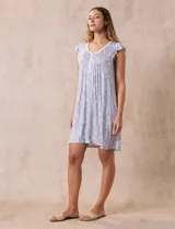 Camisón corto negro con estampado de lunares blancos, escote en V con puntilla blanca y botones.