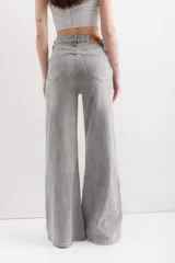 Pantalón de jean gris de corte acampanado.