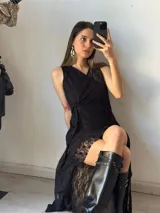 Vestido corto de encaje negro con escote en V, sin mangas y corte irregular.