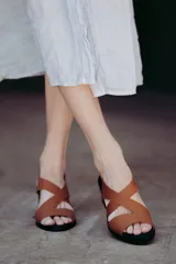 Sandalias de cuero color marrón con tiras cruzadas y taco bloque de madera.