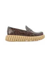 Mocasín marrón con textura croco, plataforma texturada color beige y plantilla de cuero.