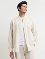 Camisa de lino color beige, de cuello mao y manga larga.