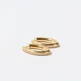 Par de aros dorados con forma de gota y cierre a presión.