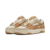 Championes Puma 180 color beige, con detalles en marrón y blanco. Confeccionados en cuero, gamuza y malla.