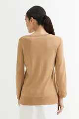 Sweater color camel de tejido de punto con escote en V y detalle de crochet en el borde. De manga larga y corte recto.