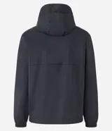 Campera negra con capucha, cierre frontal con cremallera y bolsillo de malla en el pecho.