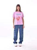 Remera blanca con estampado de dos tigres rojos enfrentados y texto en chino.