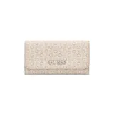 Billetera tipo clutch Guess color beige con estampado de logos, cierre con solapa y botón a presión, y apliques metálicos plateados.