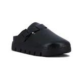Zueco negro con plataforma, tira ancha sobre el empeine con hebilla ajustable.