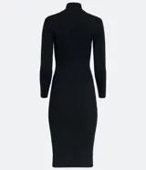 Vestido midi negro de tejido de punto acanalado, con cuello alto y manga larga. Diseño ajustado al cuerpo.