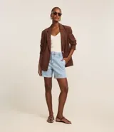 Short de jeans celeste con cintura alta, trabillas y bolsillos.