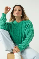 Sweater de punto color azul con diseño trenzado y textura en relieve, de fit amplio y cómodo, con hombros caídos y cuello redondo.