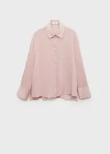 Camisa celeste con rayas verticales finas, de tejido fluido, manga larga abotonada, cuello camisero y corte recto.