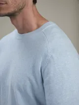 Sweater gris de algodón con cuello redondo.