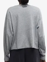 Buzo gris de manga larga y corte holgado.