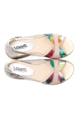 Sandalia con suela burbuja, en tonos marrón y verde, con diseño combinado de cuero liso y hebillas.